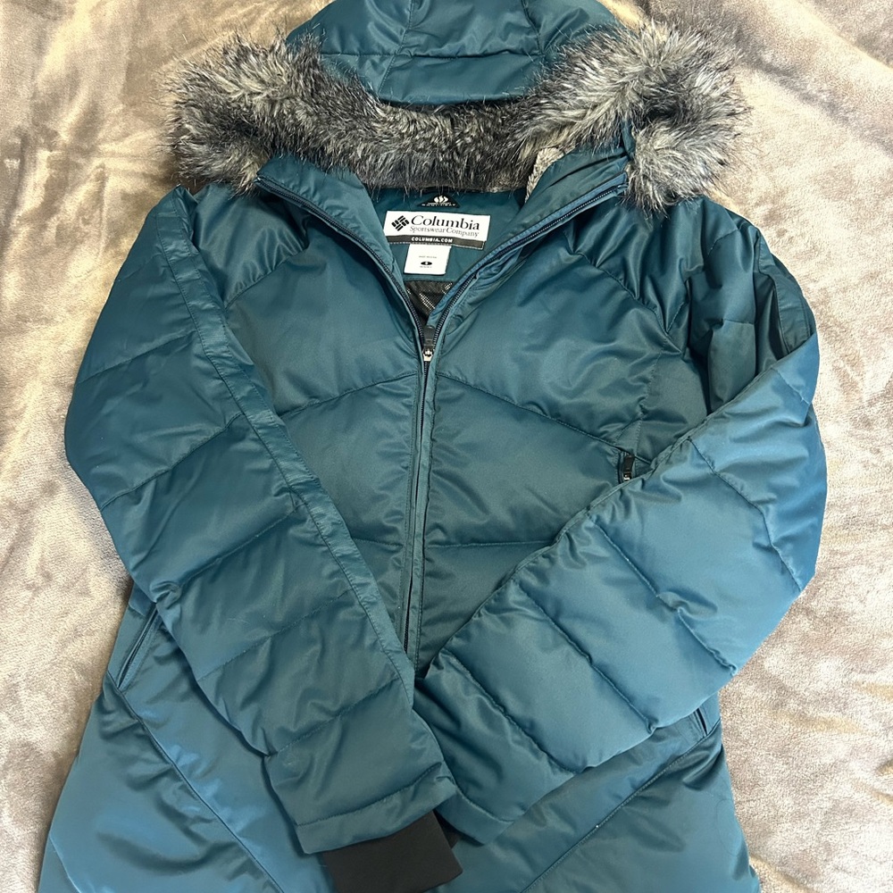 Columbia teal blue Jacket with Faux Fur Trim, puffer, great shape! Size small